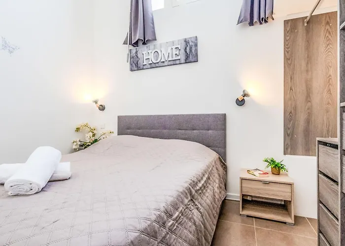 J6 174 L'esquinade By Interhome